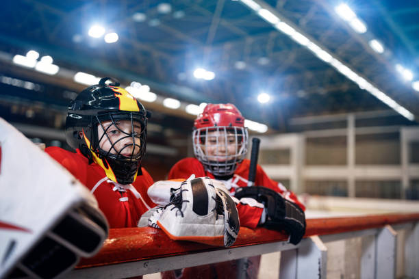 hokej na lodzie młodzi chłopcy - ice hockey child childhood little boys zdjęcia i obrazy z banku zdjęć