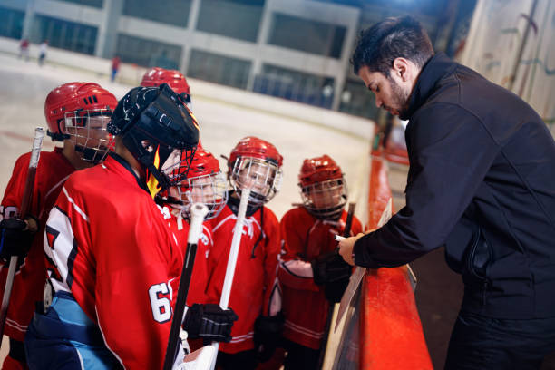 taktik-trainer im spiel hockey im eis - winter sport team sport hockey puck sport stock-fotos und bilder