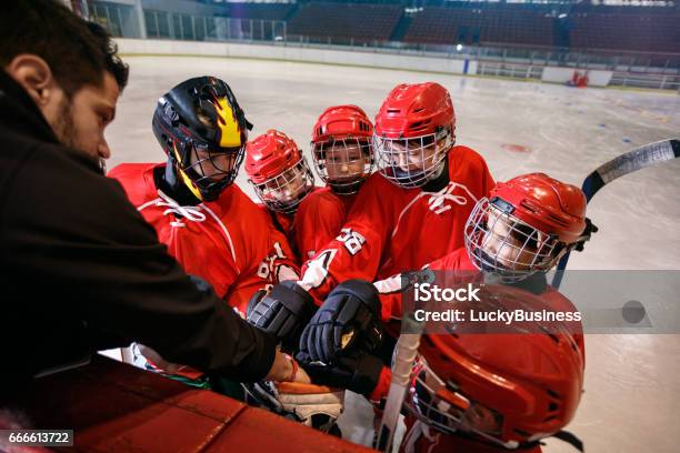 Hockey Team Strong Teamwork For Win - Fotografias de stock e mais imagens de Criança - Criança, Hóquei, Brincar