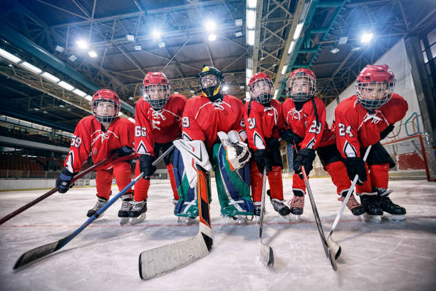 jugend-hockey-team - kinder hockey spielen - winter sport team sport hockey puck sport stock-fotos und bilder