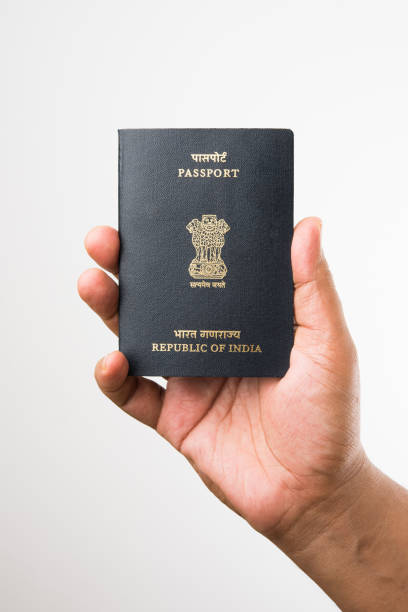 白い背景の上にインドのパスポートを保持しているインド人男性のクローズアップ画像, 選択的な焦点 - black sign holding vertical ストックフォトと画像