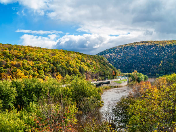 Scenic Delaware Water Gap A scenic view of the Delaware Water Gap between Pennsylvania and New Jersey. the poconos stock pictures, royalty-free photos & images