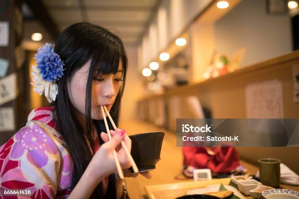 日本食レストランで昼食を食べて着物姿の若い女性