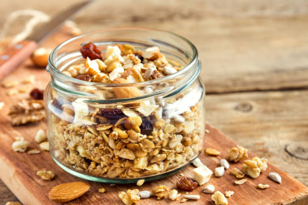 hausgemachtem müsli - jar oatmeal granola glass stock-fotos und bilder