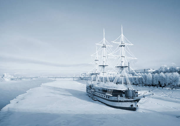 goletta nave sulla riva del lago ghiacciato del fiume - novgorod foto e immagini stock