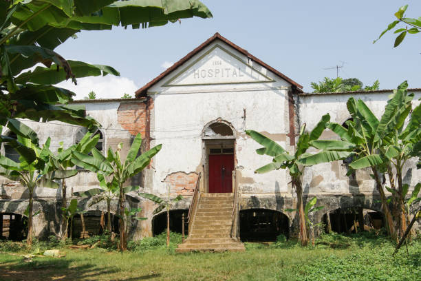 ruine de l’hôpital de roca agua ize, sao tomé, afrique - sub saharan africa photos et images de collection