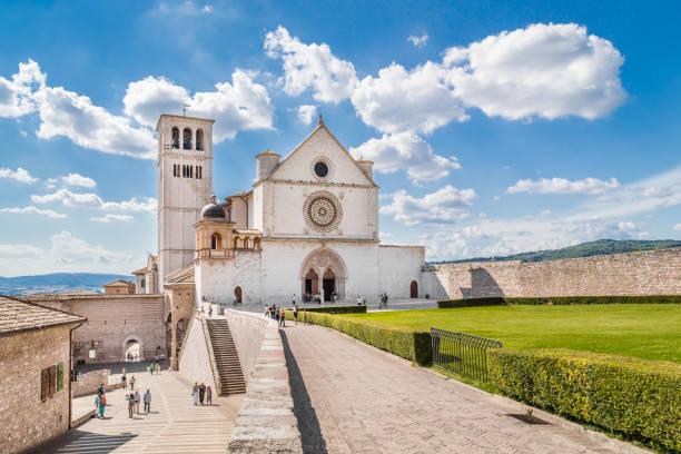 basilique de saint françois d’assise sur une journée ensoleillée à assise, en ombrie, italie - basilica photos et images de collection