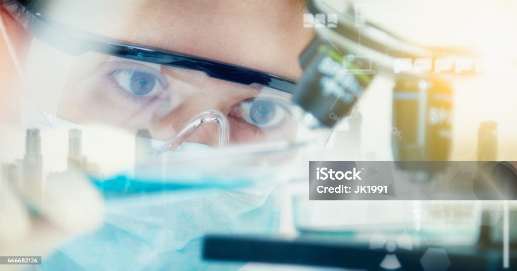 Doble exposición del científico con el equipo y ciencia experimentos, cristalería de laboratorio que contienen líquido químico para el diseño o decorar ciencia u otro su contenido, copia espacio, simulado por. - Foto de stock de Investigación médica libre de derechos