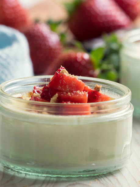 istock Vanilla panna cotta with strawberries 666682948