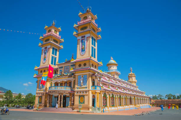 cao dai tempel in tay ninh, vietnam - caodaism stock-fotos und bilder