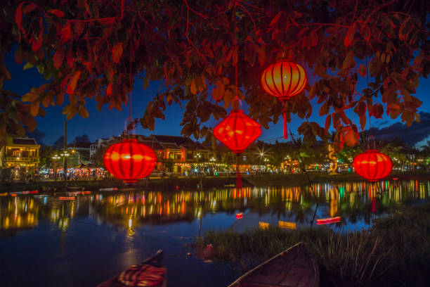lanternes et lumières colorées sur la rivière à hoi an, vietnam - hoi an photos et images de collection