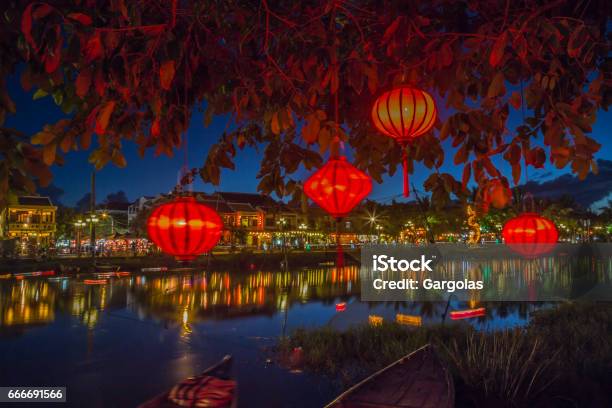 Lanterns And Colorful Lights On River In Hoi An Vietnam - Fotografias de stock e mais imagens de Vietname