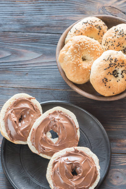 bagels con crema de chocolate - sesame black stack cereal plant fotografías e imágenes de stock