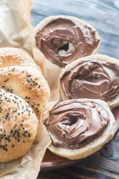 bajgiel ze śmietaną czekoladową - sesame black stack cereal plant zdjęcia i obrazy z banku zdjęć