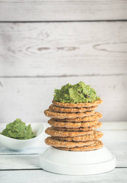 istock Sesame crispbread with guacamole 666693154