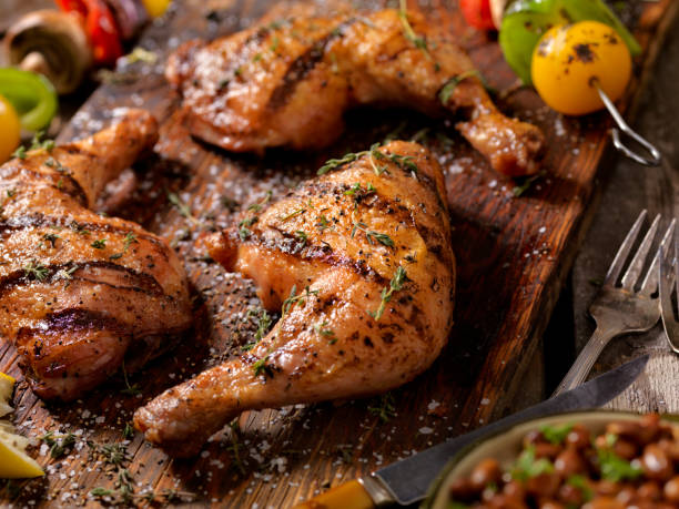 gambe di pollo alla griglia con spiedini vegetali - turkey leg foto e immagini stock