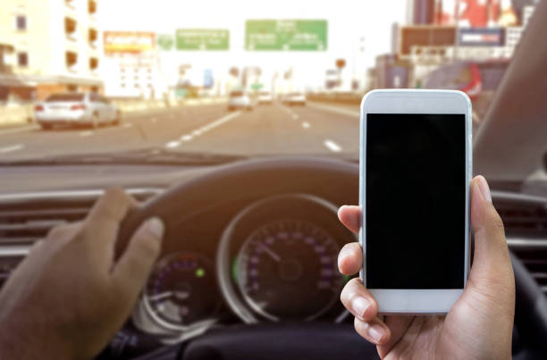 uso di uno smartphone durante la guida di un'auto - car driving businessman hands free device foto e immagini stock