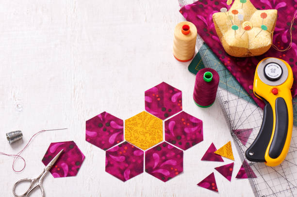 퀼트 봉 제 직물의 육각형 조각 준비 할머니의 꽃 정원 - patchwork quilt 뉴스 사진 이미지