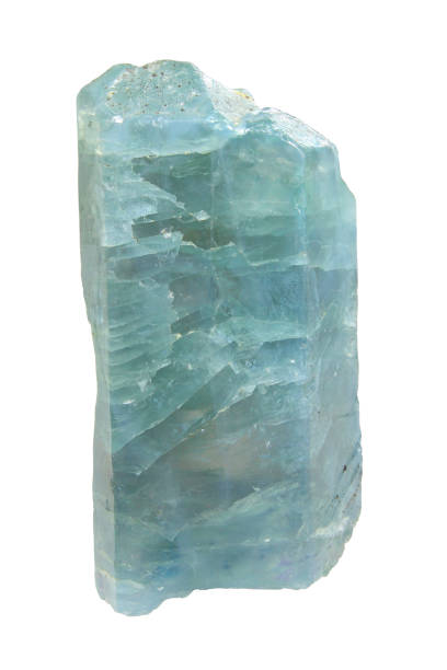 macro cristallo blu apatite - pietra semipreziosa isolata su sfondo bianco - berillo foto e immagini stock