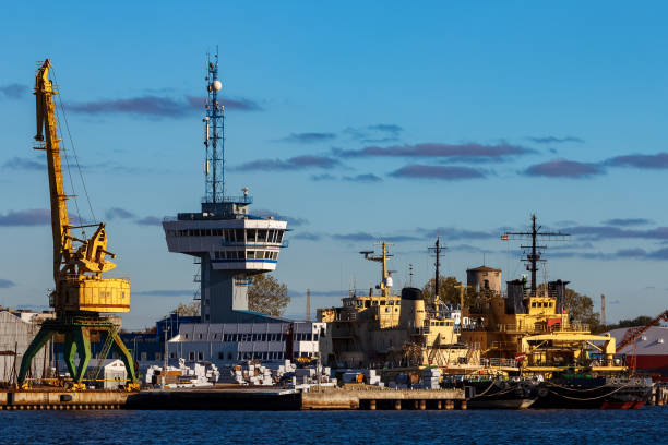 gelbe eisbrecher anlegend - piloting commercial dock harbor industrial ship stock-fotos und bilder