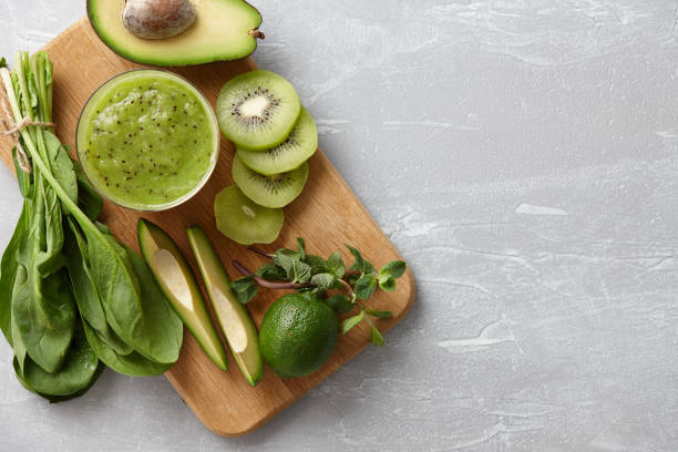 ingredientes del licuado verde saludable - kiwi vegetable cross section fruit fotografías e imágenes de stock