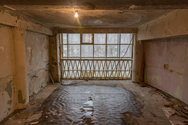 istock Room in a ruined house 666789154