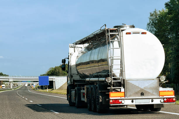 camion-citerne de stockage sur la chaussée de la pologne - truck fuel tanker oil semi truck photos et images de collection