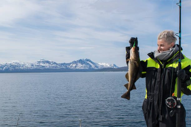 hermosa chica de pesca en el norte de noruega - fisherwoman fotografías e imágenes de stock