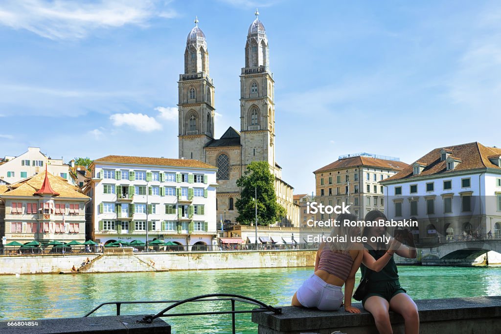 Niñas Tomando Foto En Limmatquai Y Zurich Iglesia De Grossmunster Foto de  stock y más banco de imágenes de Zúrich - iStock