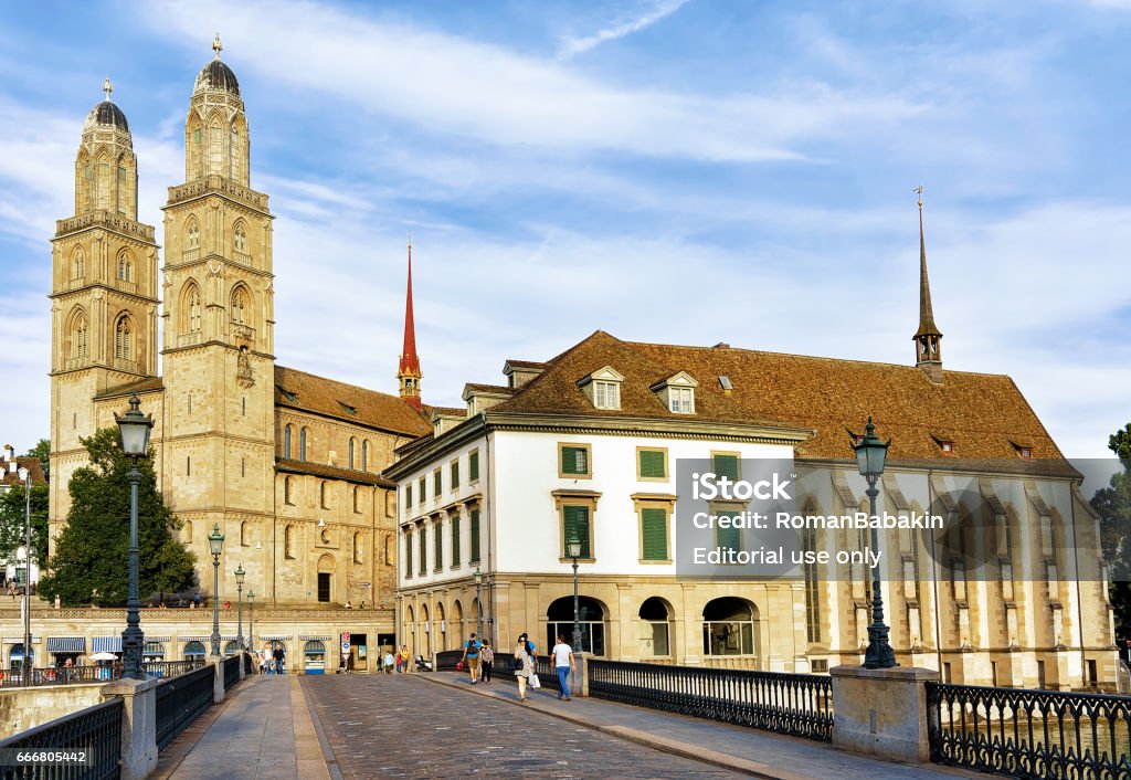 Personas En El Puente De Munsterbrucke E Iglesia De Grossmunster En Zurich Foto de stock y más banco de imágenes de Agua - iStock Personas En El Puente De Munsterbrucke E Iglesia De Grossmunster En Zurich Foto de stock y más banco de imágenes de Agua - iStock