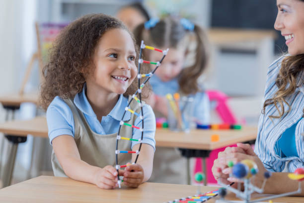 colegiala de raza mixta con profesor - dna science child education fotografías e imágenes de stock