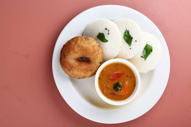 남쪽 인도 아침, 인도, 처트니, 남쪽 인도 삼, idli medu 베이다 - nutrient food state asian cuisine vegetarian food 뉴스 사진 이미지