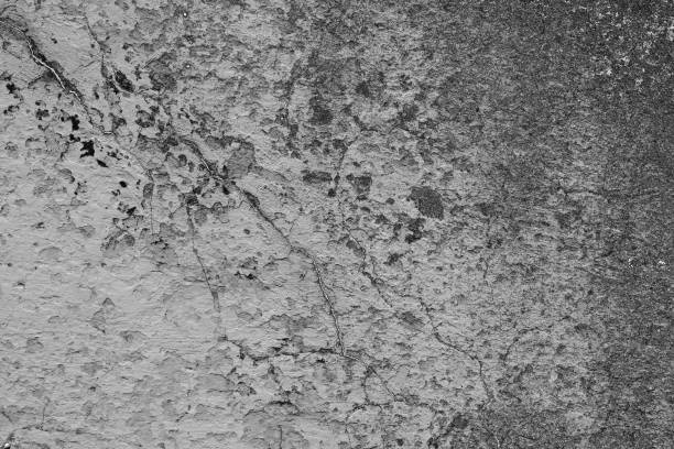 istock Wall fragment with scratches and cracks 666884662