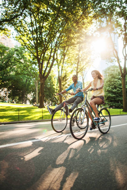 fahrradfahren im central park - park and ride stock-fotos und bilder