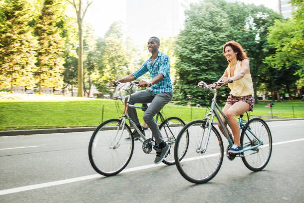 andar de bicicleta no central park - african descent cycling men bicycle - fotografias e filmes do acervo