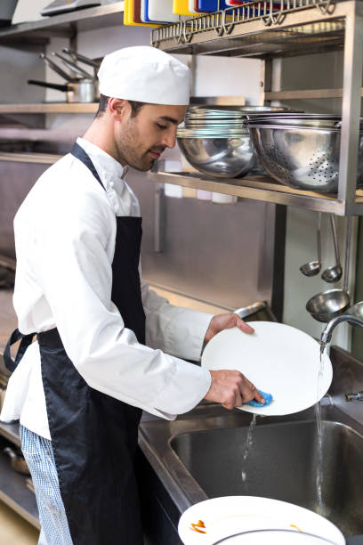 przystojny pracownik robi dania - washing dishes restaurant manual worker commercial kitchen zdjęcia i obrazy z banku zdjęć