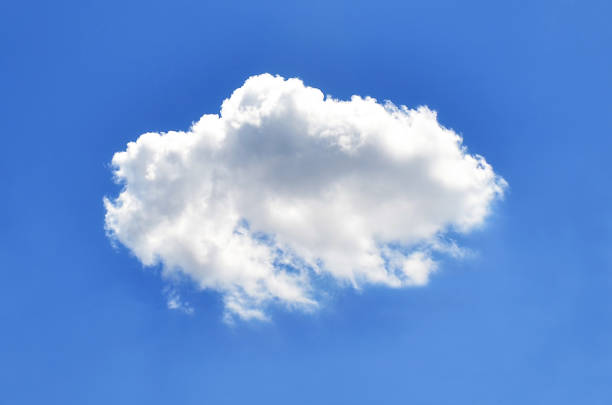 nube singola su sfondo cielo azzurro chiaro - cumulus cloud condensation sky blue foto e immagini stock