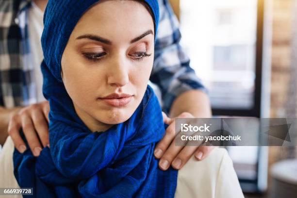 Foto de A Mulher Muçulmana Beign Herrased Pelo Representante De Um Outro Grupo e mais fotos de stock de Assédio Sexual