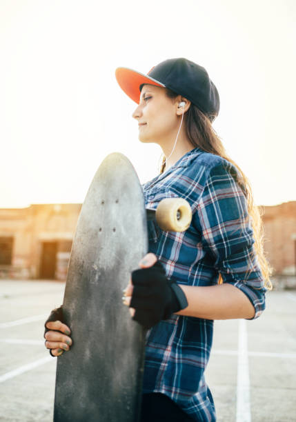 istock Skater girl 666942170