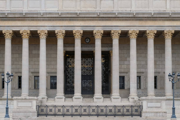 construção da frente de um tribunal de direito público em lyon, frança, com uma colunata neoclássica (colunas coríntias). - column legal system university courthouse - fotografias e filmes do acervo