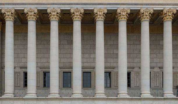 colonnato di un tribunale di diritto pubblico a lione, francia. un edificio neoclassico con una fila di colonne corinzie. - column corinthian government building federal building foto e immagini stock