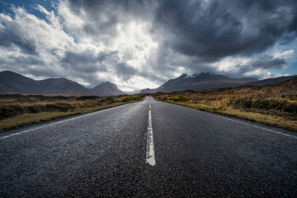 auf der straße, isle of skye, schottland, uk - curve driving winding road landscape stock-fotos und bilder