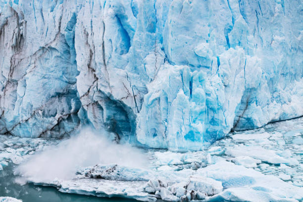 glaciers déchus cassés, patagonie - glacier antarctica crevasse ice photos et images de collection