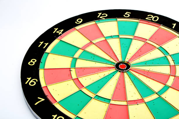 planche de fléchettes - dartboard bulls eye target scoreboard photos et images de collection