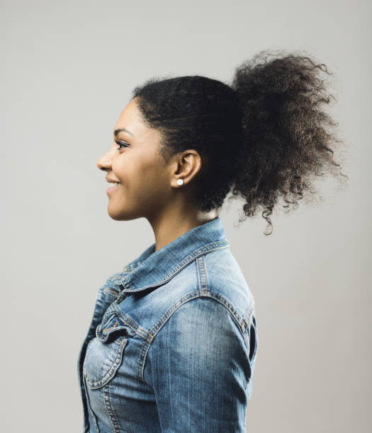 beautiful young woman with curly hair - olhando de lado imagens e fotografias de stock