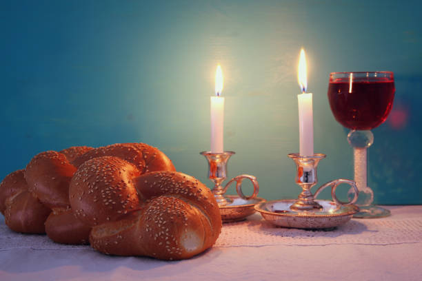 шаббат изображение. хлеб халла, шабат вино и канделы - sabbath day фотографии стоковые фото и изображения