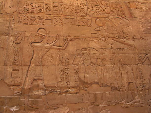 ägypten luxor. ramses weihrauch vor amun viermastbark. - bark stock-fotos und bilder