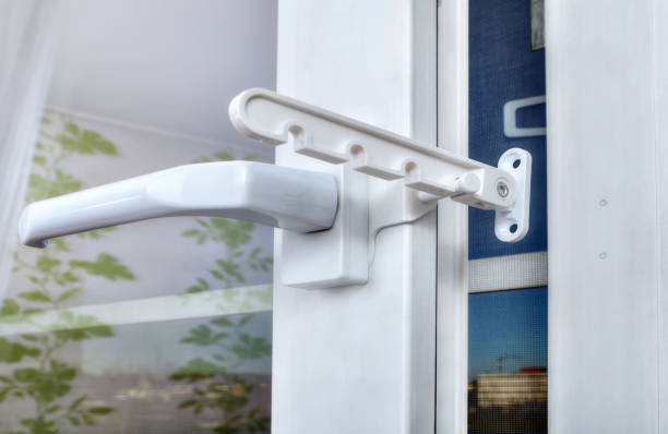 istock Limiting rotation and tilt of plastic window at installation stage. 667006602