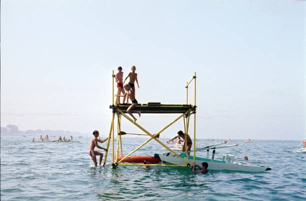 playa de rímini, italia, 1967 - child jumping swimming nautical vessel fotografías e imágenes de stock