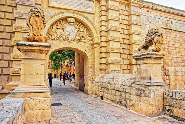 イムディーナ門と古い要塞都市マルタの入口 - イムディーナ ストックフォトと画像